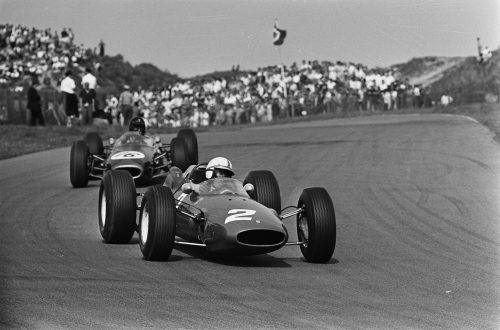 Surtees_and_Gurney_at_1964_Dutch_Grand_Prix
