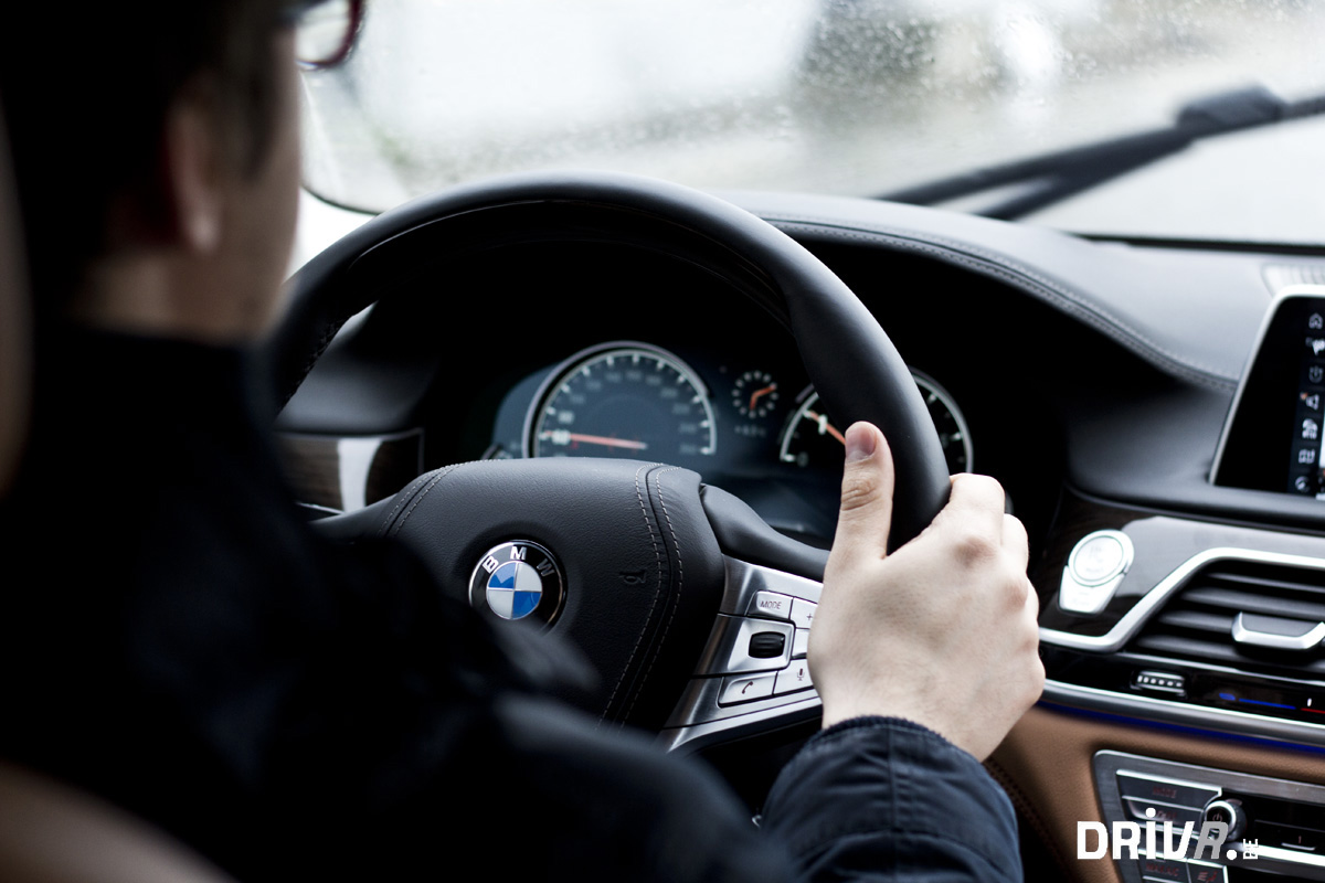 BMW_750i_interior_driving
