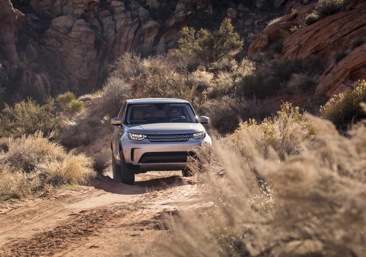 2018_land_rover_new_discovery_offroad_02