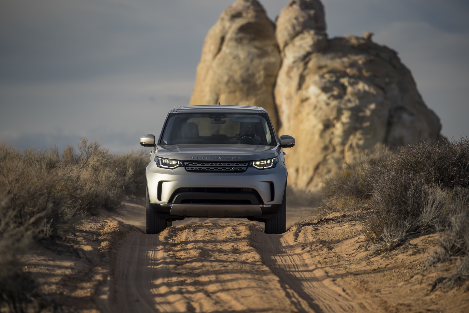 2018_land_rover_new_discovery_offroad_05