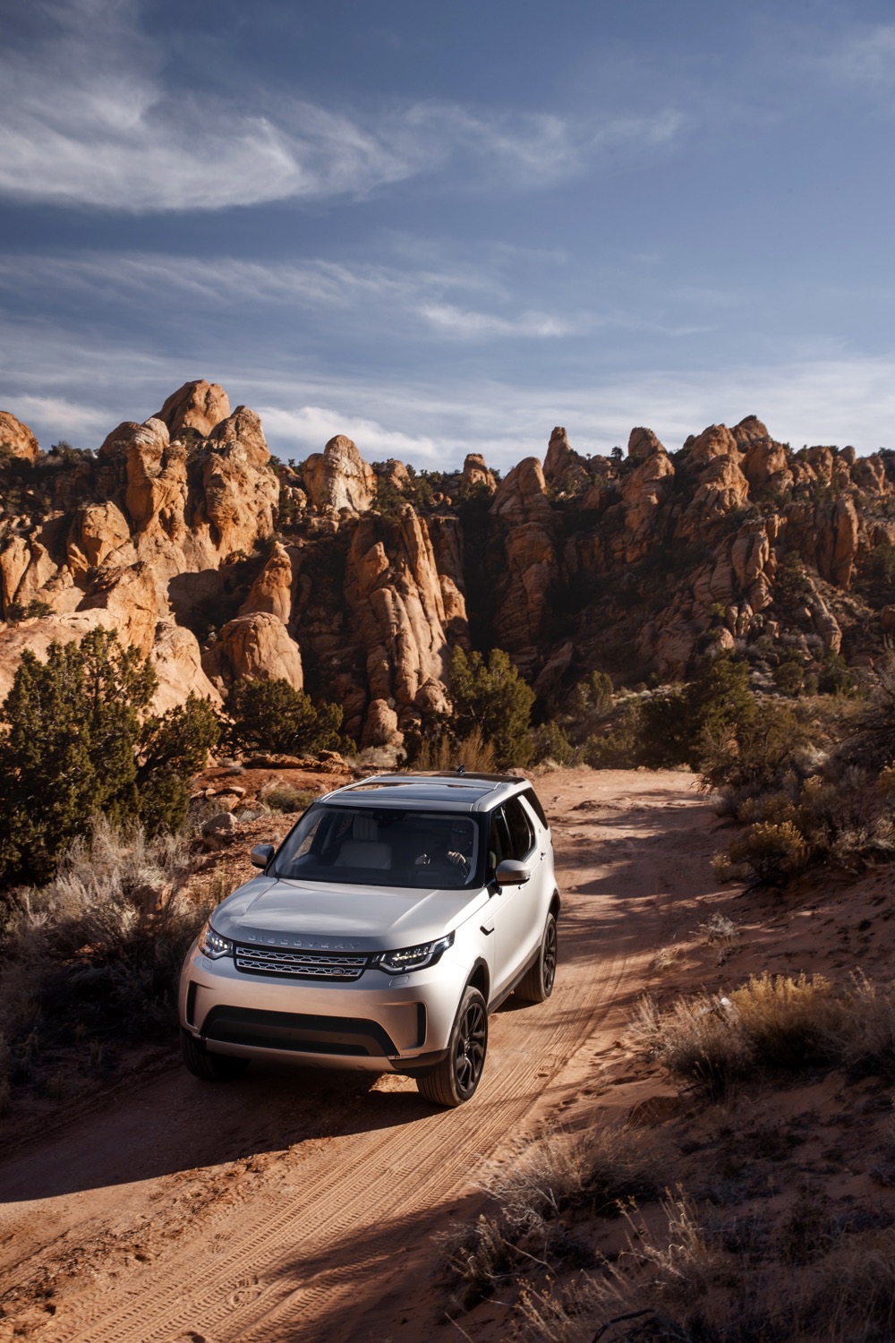 2018_land_rover_new_discovery_offroad_06
