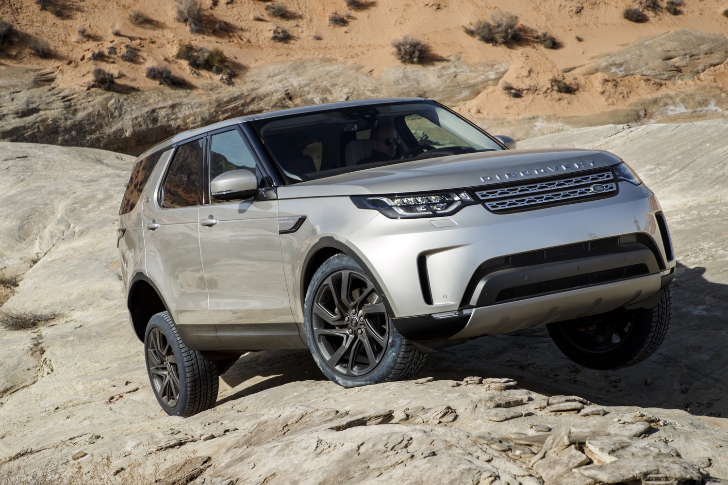 2018_land_rover_new_discovery_offroad_17