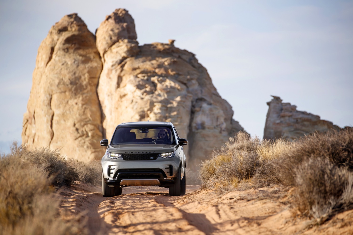 2018_land_rover_new_discovery_offroad_38