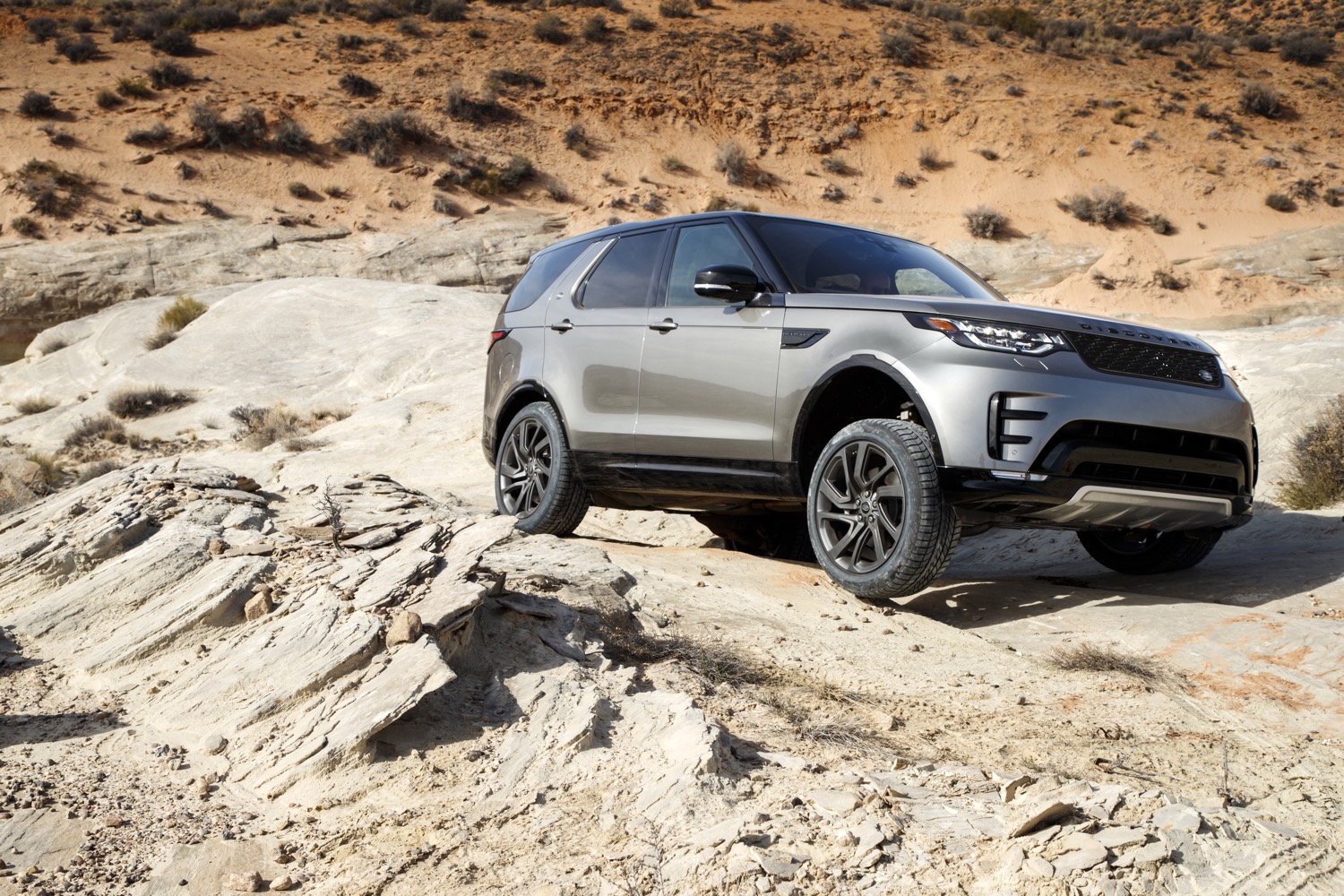 2018_land_rover_new_discovery_offroad_43