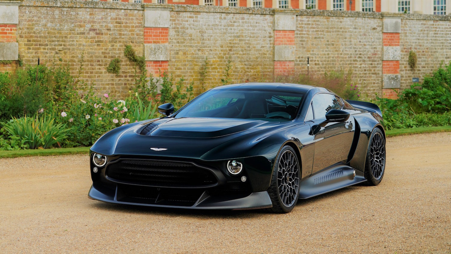 840 pk sterke Aston Martin Victor is de perfecte Bliksemafleider - DRIVR